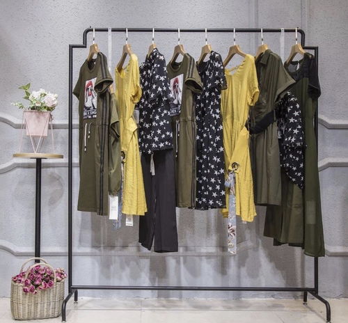 女裝批發(fā)指南 探尋?？ㄆ放茣r(shí)尚折扣與加盟選擇，兼談服裝輔料制造